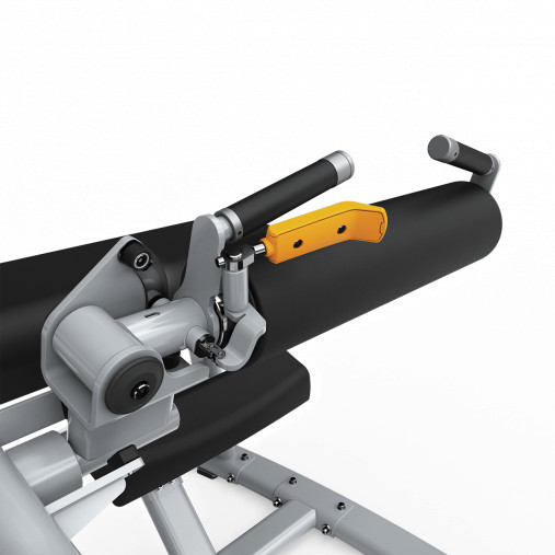 Удобный механизм регулировки подушки для бедер, обеспечивающий беспрепятственный заход и выход с тренажера