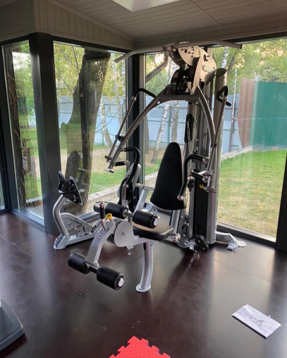 Мультистанция HOIST HV-4-ELITE со стеком 91 кг. Мультистанция HOIST HV-4-ELITE со стеком 91 кг.