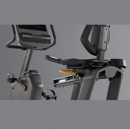 Горизонтальный велотренажер Matrix Lifestyle. Консоль Premium LED Горизонтальный велотренажер Matrix Lifestyle. Консоль Premium LED